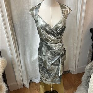 Maggy London Elegant Gray Floral Patterned Dress